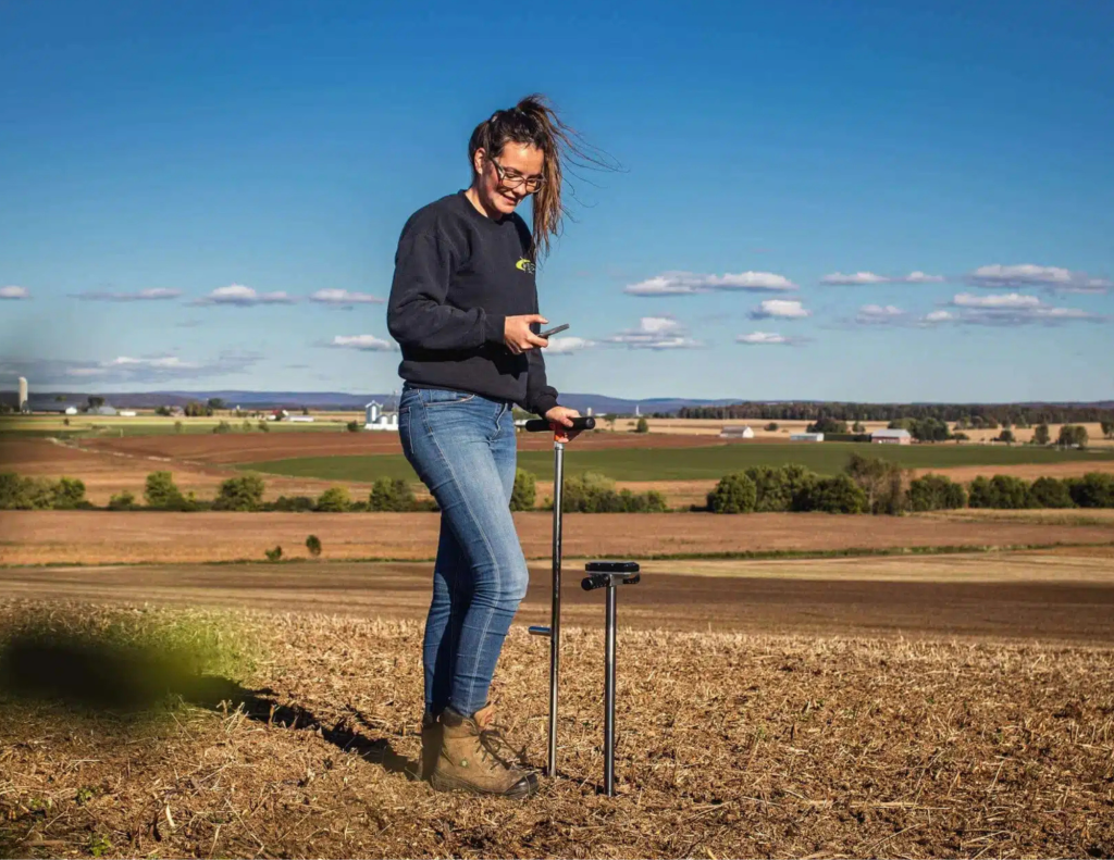 ChrysaLabs ChrysaLabs a développé une sonde portative que l'utilisateur.rice plante directement dans le sol pour connaître instantanément ses principales propriétés.