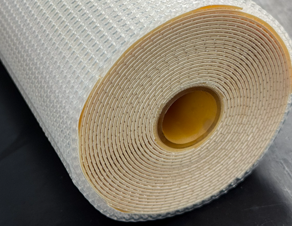 Ecofilter Tek Ecofilter Tek a mis au point une résine sous forme de petites billes qui capturent les PFAS lorsque l'eau passe à travers le filtre.