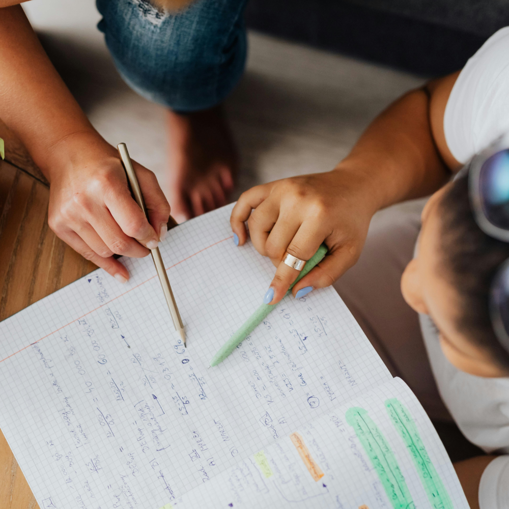 Academos développe une application pour connecter les jeunes avec des professionnel.le.s pour les aider à découvrir le monde du travail, trouver un projet professionnel stimulant et persévérer dans leurs études.